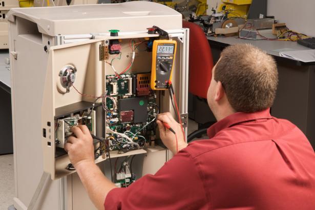 Multimetru digital cu valoare eficace adevărată Fluke 179 cu referința 1645996 de la marca FLUKE