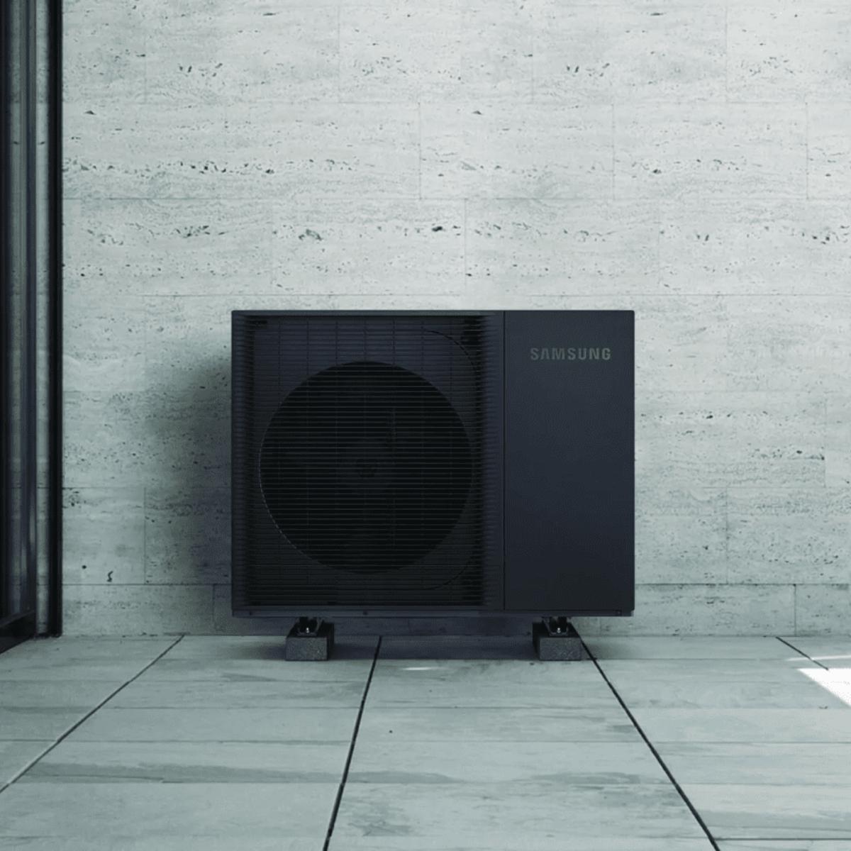 Samsung EHS HT Quiet 14 kW Three-Phase Monobloc Outdoor Unit Heat Pump with reference AE140BXYDGG/EU from the brand SAMSUNG